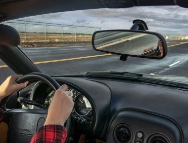 Γιαγιά παρκάρει και προκαλεί... εγκεφαλικό σε κάθε οδηγό (βίντεο)